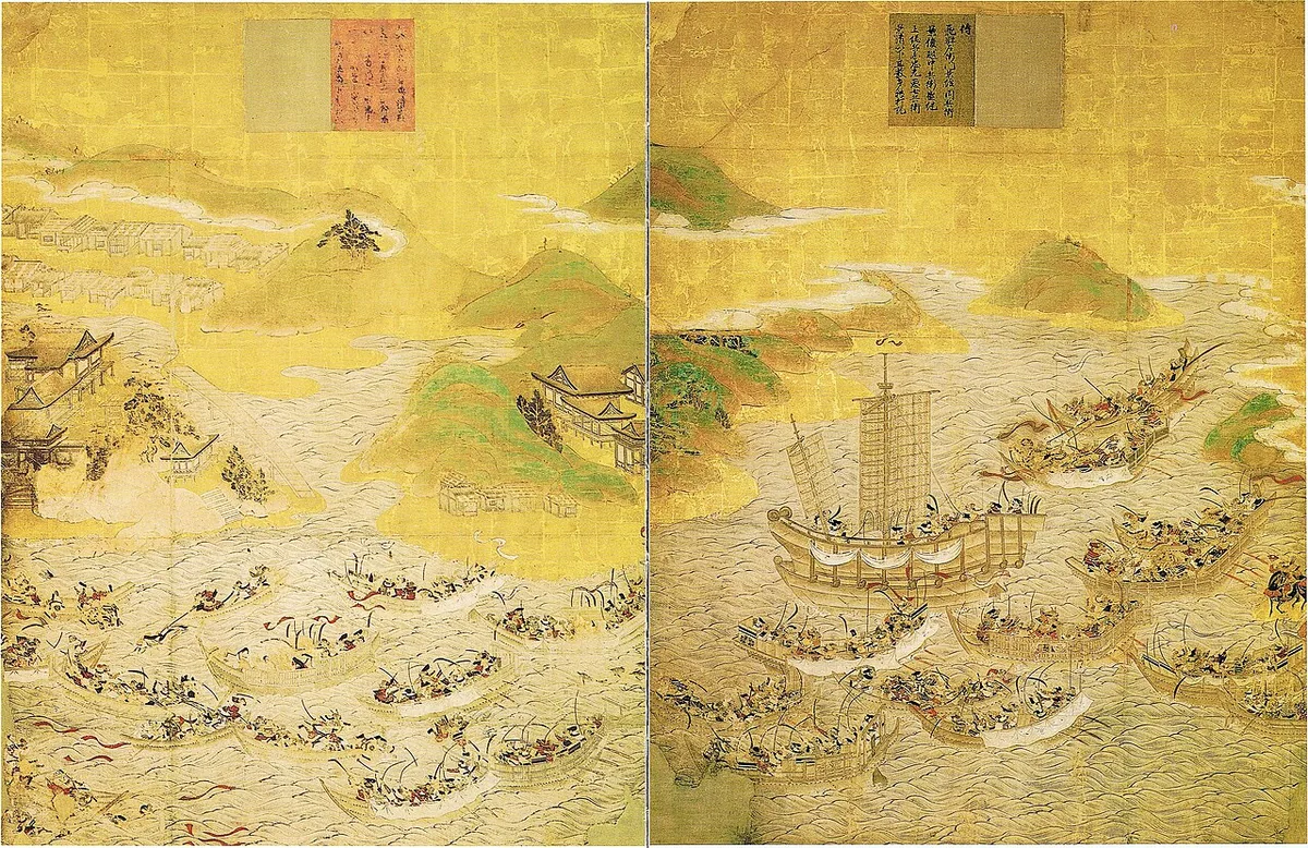 壇ノ浦の海戦を描いた絵。金地の海に多くの小舟と武士が入り乱れ、右側に大きな帆船が浮かぶ